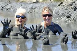 Женщины на грязелечении в Саках