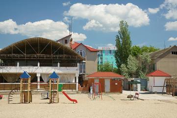 Песчаный пляж для отдыха с детьми отеля “Седьмой сектор” в Саках