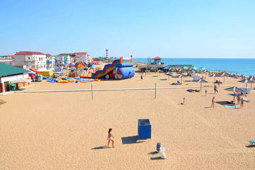 Пляж отеля “Седьмой сектор”. Песчаный пляж, аттракционы для детей, чистое море